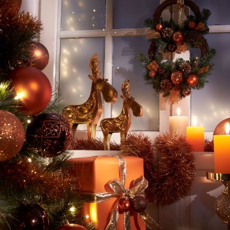 Decor de Craciun - brad cu globuri, cadouri de craciun, coronite pentru geam, decoratiuni masa - lumanari