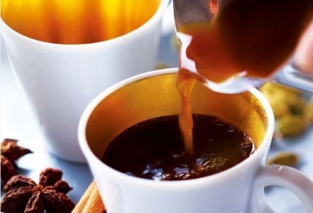 cafea rioba turnata in vesela horeca langa condimente - anison