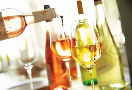 vinuri bune moldova, vin alb bun din moldova turnat in pahare de vin din cristal