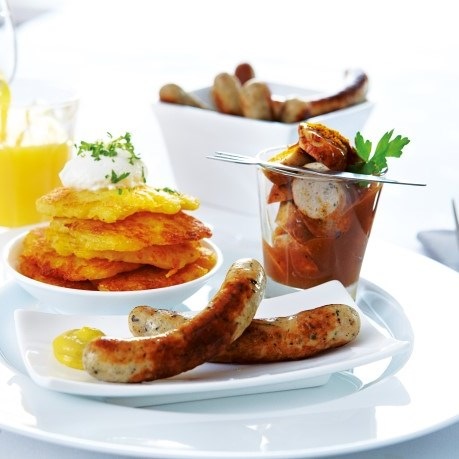 Produse semifabricate din carne - carnati pe farfurii din portelan alb