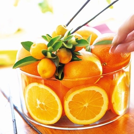 fructe exotice in bol de sticla - portocale intregi si felii