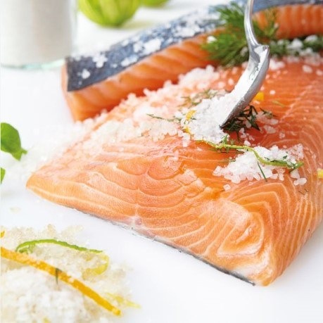 pret somon proaspat sectionat cu sare si verdeata