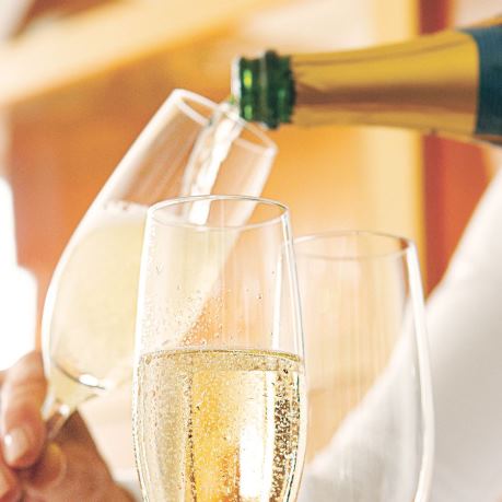 cricova vin spumant turnat in pahar de sticla pentru vin