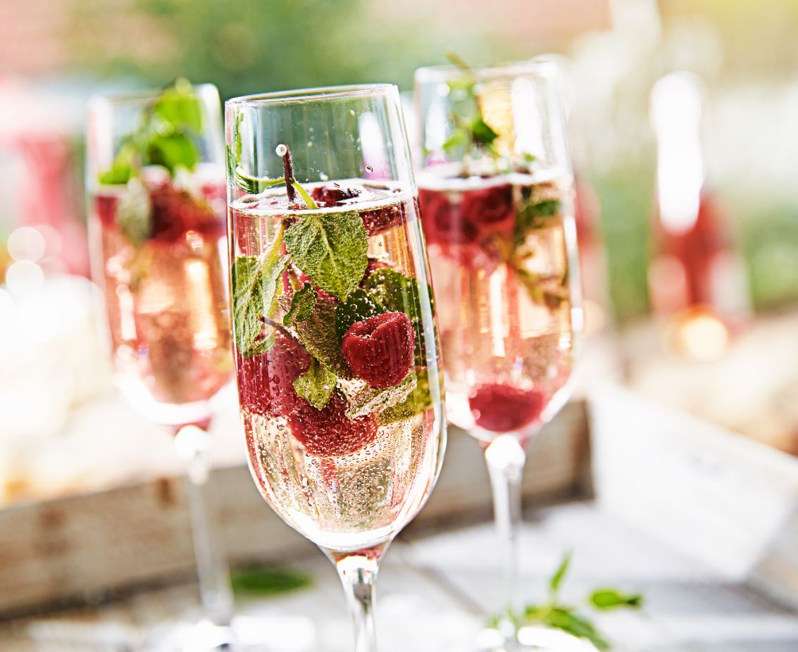 cricova vin spumant sec cu fructe in pahare de vin