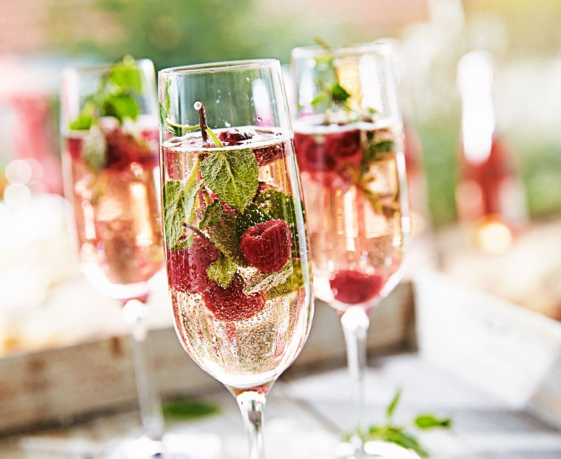 vin spumant in pahare de sampanie vinuri moldovenesti