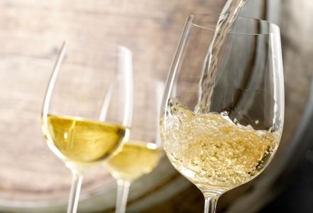 Vin alb turnat in pahare de sticla 