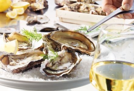 midii moldova servite cu vin alb in pahar