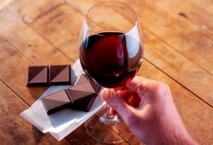 pahare vin cristal moldova cu vin rosu langa ciocolata neagra