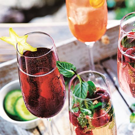 Vin spumant de desert in pahare de cristal cu fructe