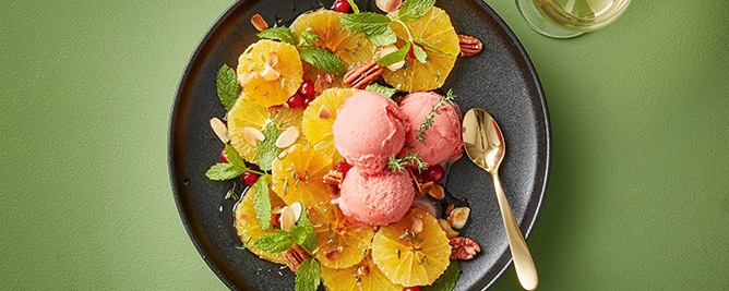 Gemarineerde sinaasappel met bloedsinaasappelijs