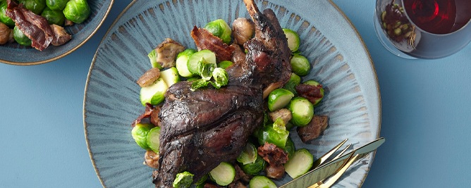 Hazenbout met spruitjes, gepofte kastanjes en uitgebakken ontbijtspek 