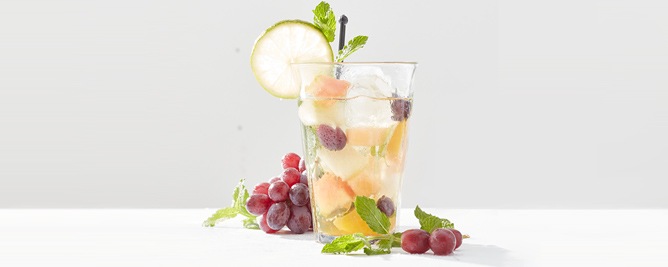 Zelfgemaakte witte ijsthee met exotisch fruit en bubbels