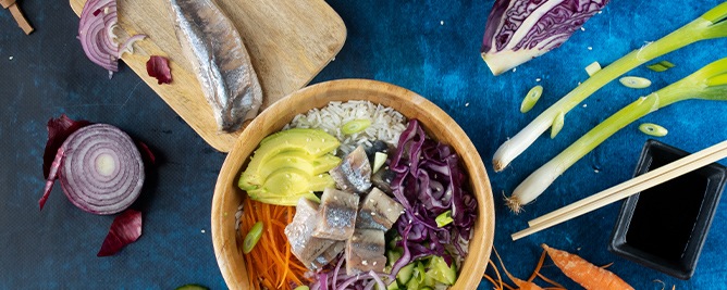 Poké bowl met haring en knapperige groenten