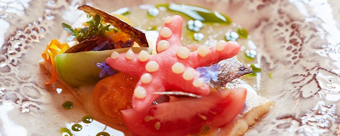 Salade met forel en heldere tomatenbouillon