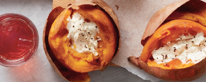 Zoete gepofte aardappel met crème fraîche en frambozenazijn 