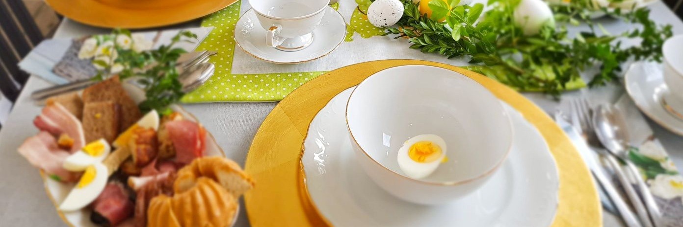 Śniadanie wielkanocne na stole