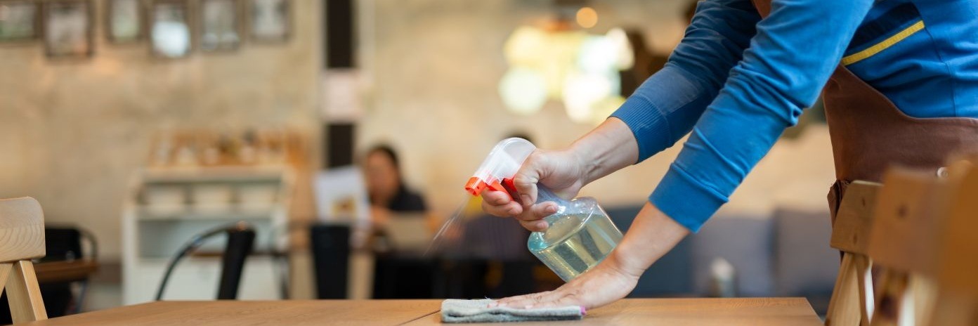 Osoba dbająca o czystość w restauracji