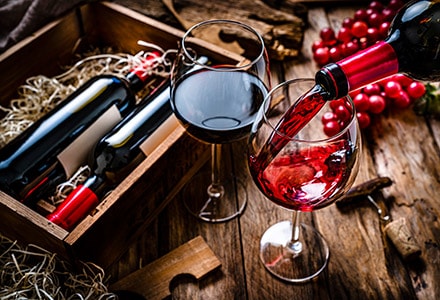 Wino bezalkoholowe w kieliszkach