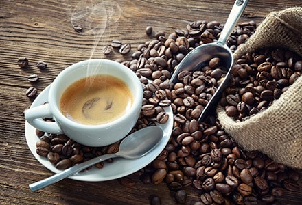 Gorąca kawa i ziarna kawy