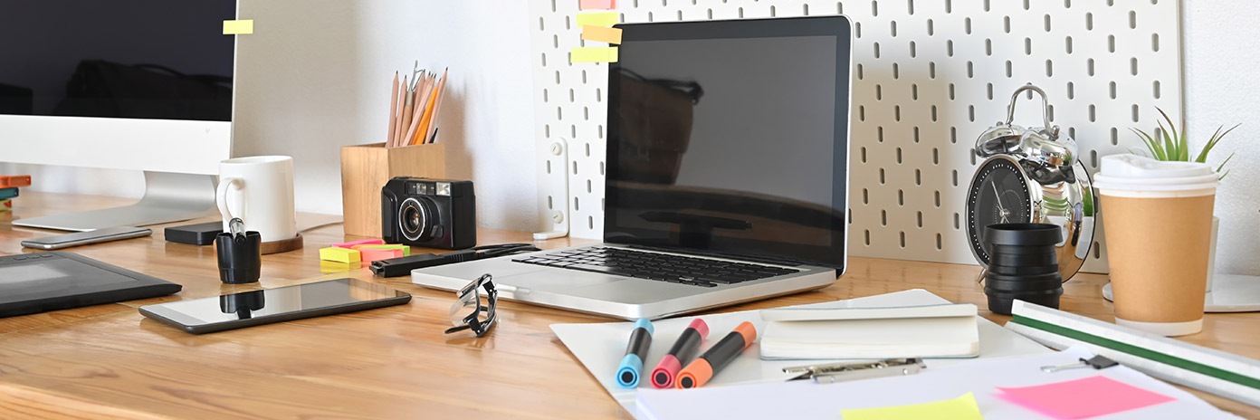 Laptop i artykuły biurowe