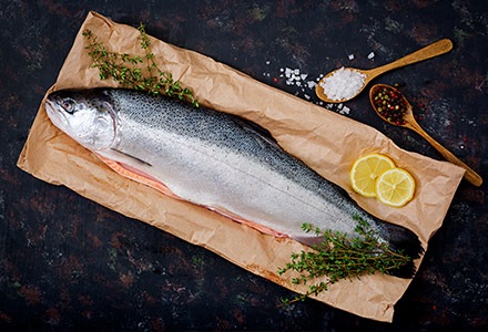 Ryby morskie hodowlane patroszone