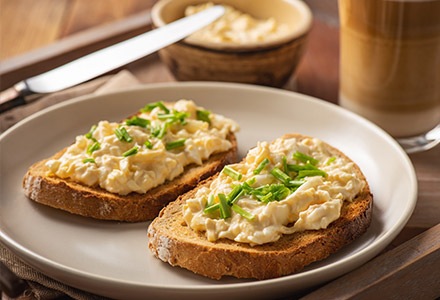 Kanapki z pastą jajeczną ze szczypiorkiem