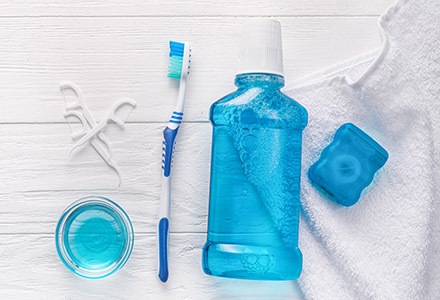 Płyn do ust i szczoteczka do zębów