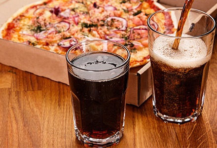 Napój Coca Cola z pizzą