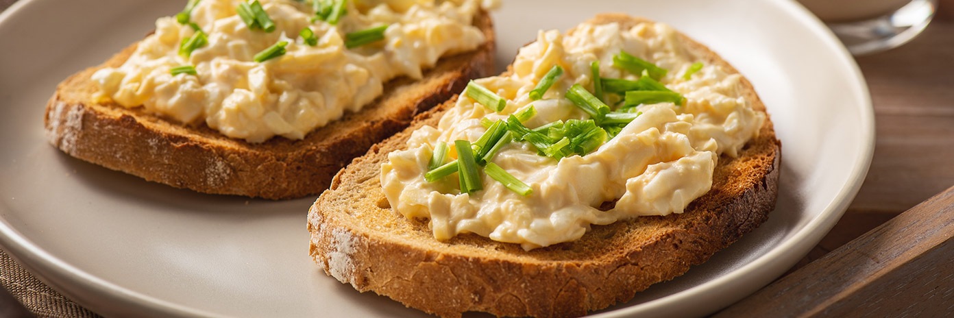 Kanapki z pastą jajeczną ze szczypiorkiem