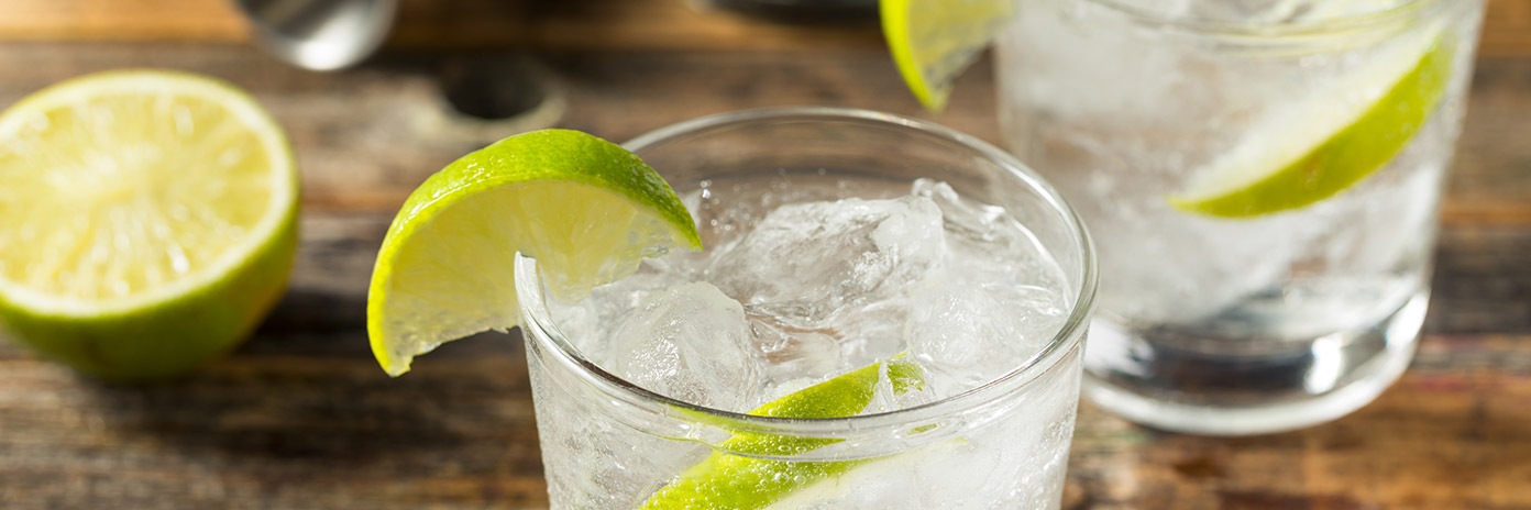 Napój tonik z limonką i lodem