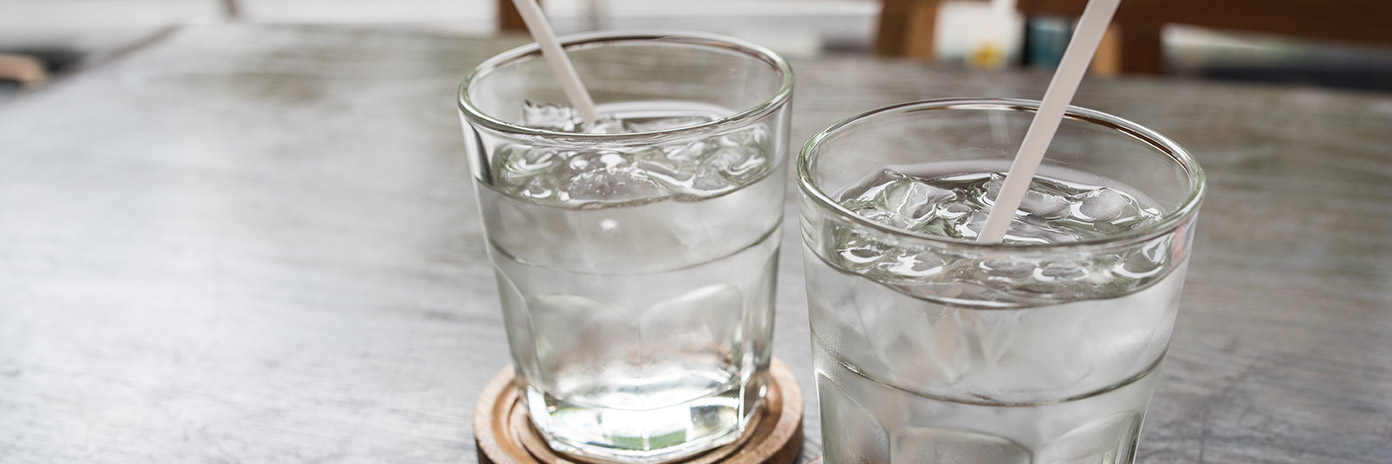 Woda niegazowana z lodem