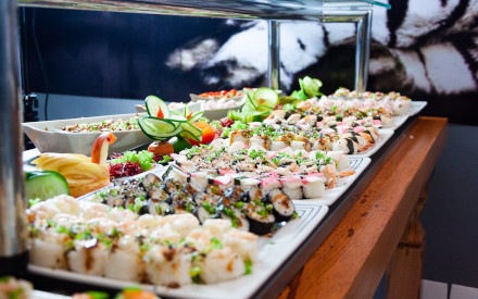 Sprzęt do cateringu na imprezy tematyczne – witryny do prezentacji sushi