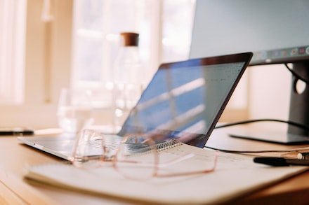 Naturalne światło i temperatura biura w domu