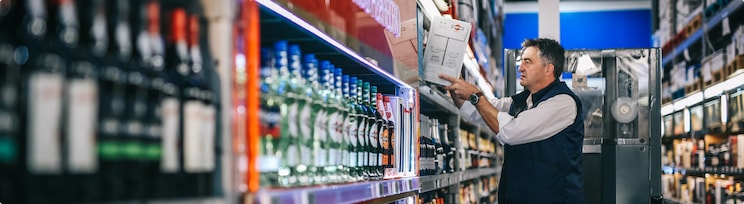 Colaborador makro a arrumar uma caixa na prateleira