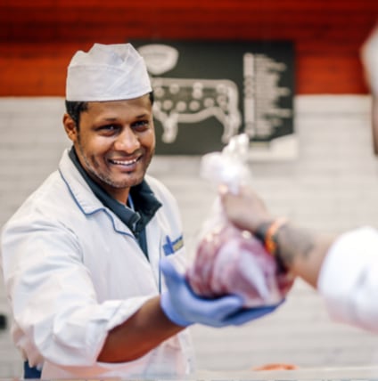 Colaborador talho makro a entregar pedido a cliente