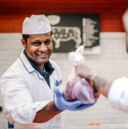 Colaborador talho makro a entregar pedido a cliente