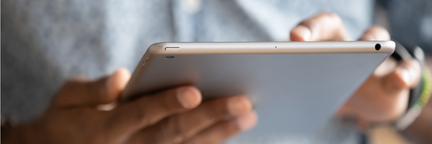 Homem a mexer em tablet