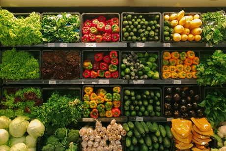 Montra de legumes frescos