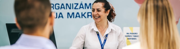 Colaboradora makro a atender clientes