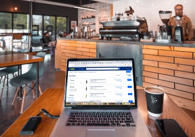 Portátil em cima de mesa de café