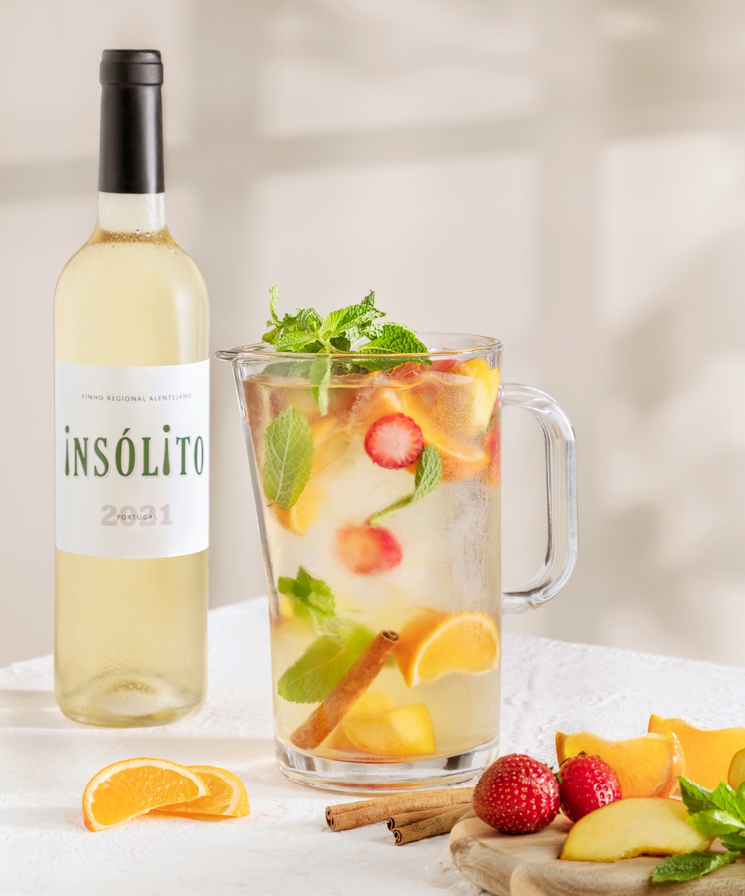 Jarro de sangria e vinho branco