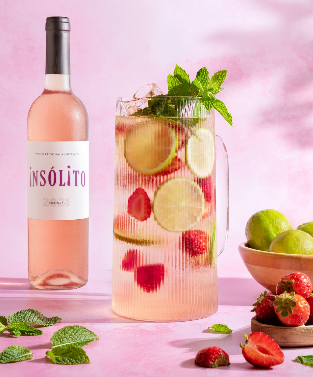 Jarro de sangria e vinho rosé