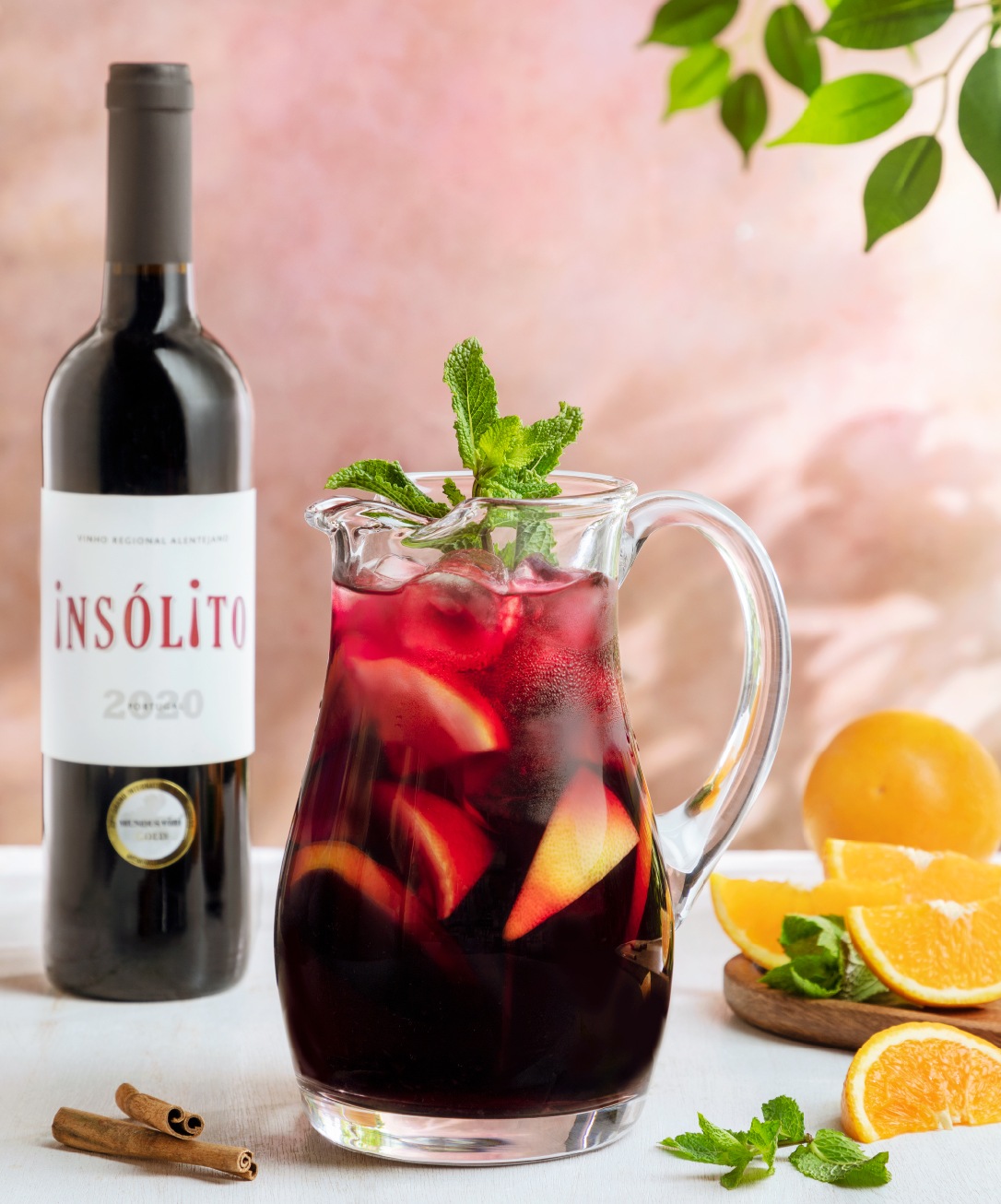 Jarro de sangria e vinho tinto