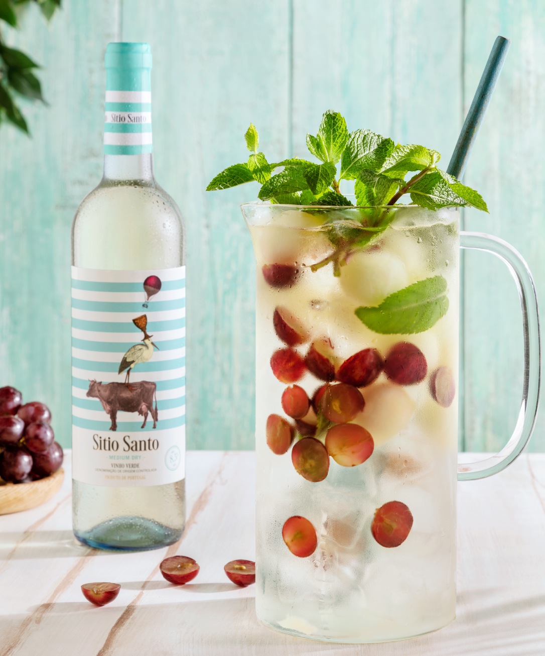Jarro de sangria e vinho verde