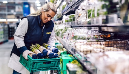 Senhora a segurar caixa com produtos