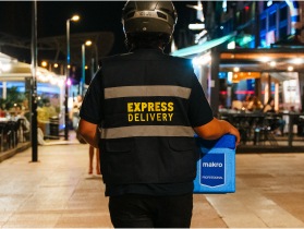 Estafeta a transportar mala térmica makro