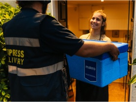 Estafeta a entregar encomenda