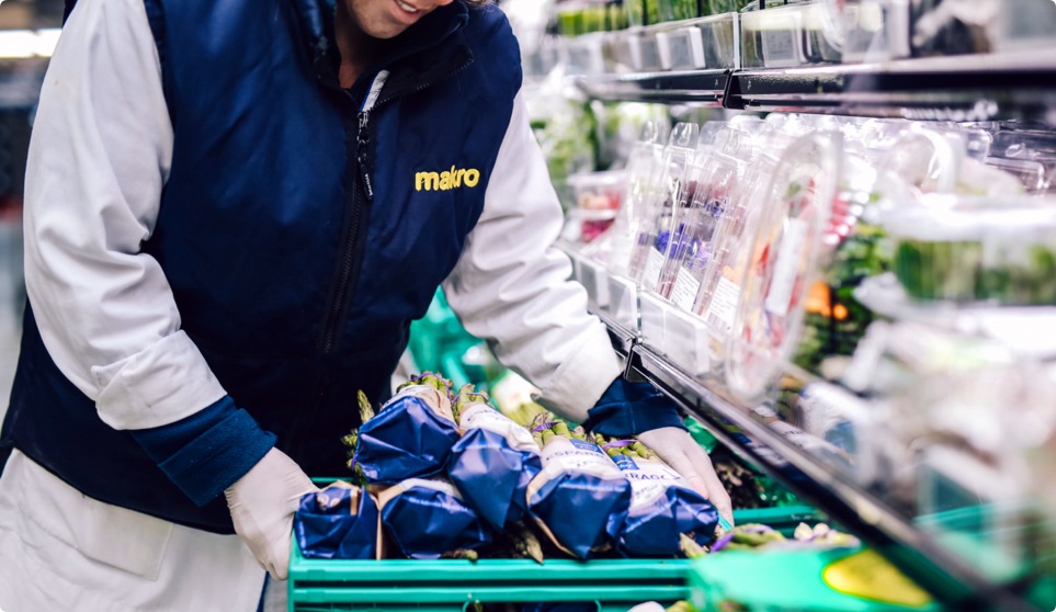 Colaborador makro a arrumar uma caixa na prateleira