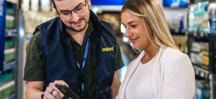 Colaborador makro a ajudar cliente