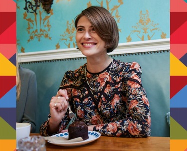 Mulher a comer um cupcake 